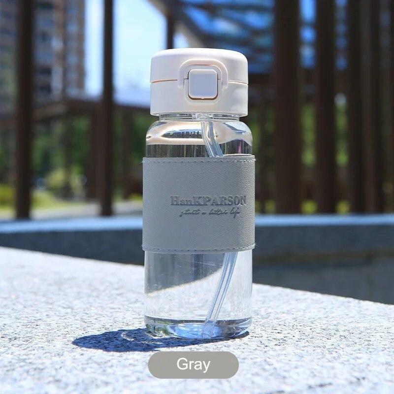 

1 шт., креативная бутылка для воды с соломинкой, портативная милая пластиковая бутылка для питья, герметичная посуда для питья, молоко, кофе, чай 400ml серый