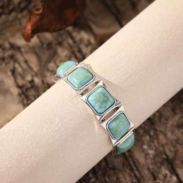 Vintage Böhmisches Armband mit grünem Stein, Damenarmband im Ethno-Stil, personalisierter geometrischer quadratischer Schmuck