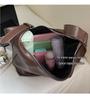 High-End Retro Crossbody Tote: Versatile, Trendy, Large Capacity for Women - Perfect for Class and Commute