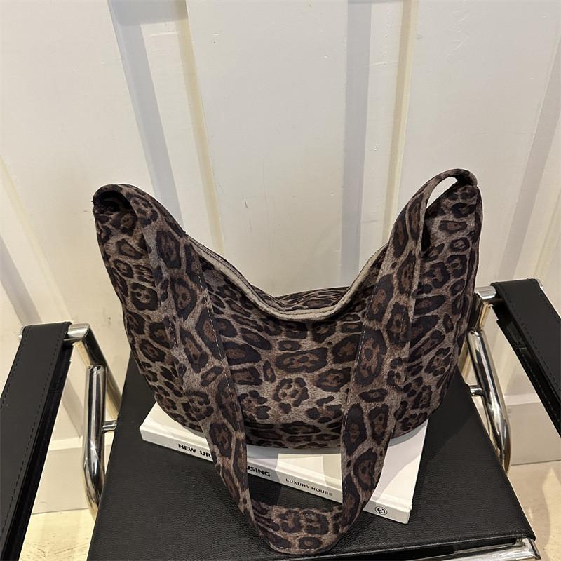 Urban Leopard Print Tote Bag With Zipper Closure For Daily Use