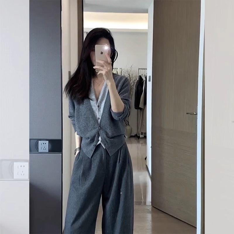 

Корейская серия Элегантный серый V-образный вырез Вязаный кардиган-топ из двух частей Облегающий Короткий Внутренний слой Базовый свитер Женский Весна и Осень Grey 2XL