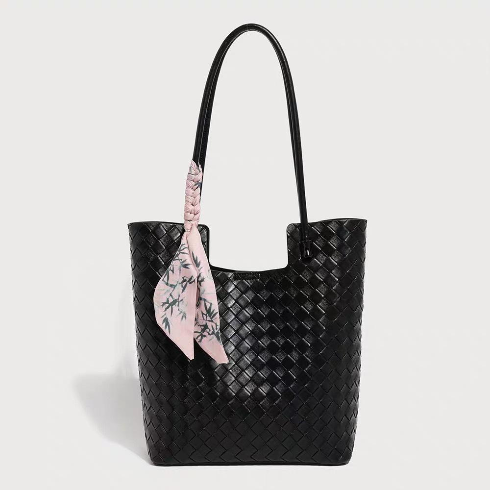 

2024 Chic Large-Capacity Women s Bucket Tote Bag for Commuting чорний