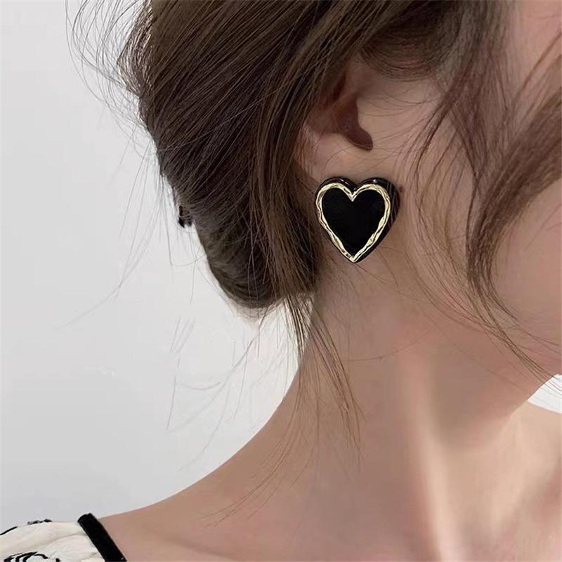 Vintage Hyperbole Black White Heart-shaped Stud Earrings For Woman Luxury Party Unusual Earrings Fashion Gift 2022