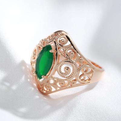 Goldene Ringe mit hohler Textur und grünem Zirkon für Damen, Vintage-Schmuck
