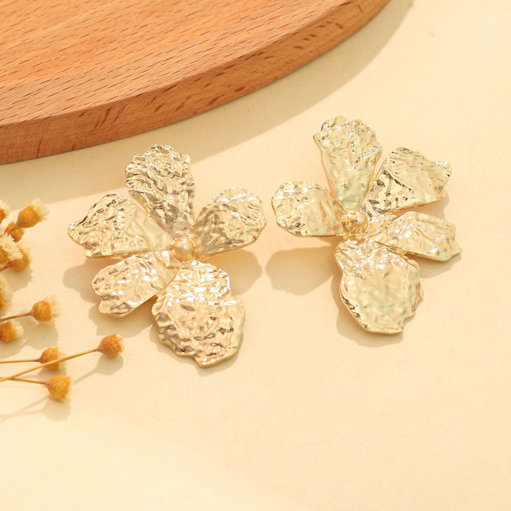 Silver Needle Cold Wind Metal Flower Stud Earrings French Retro Personalized Earrings Temperament High-end Earrings