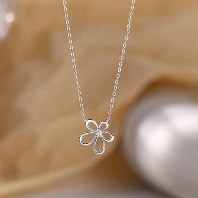 Blumenkette für Damen, leichtes Luxus-Nischendesign, mikroeingelegter Zirkon, fünfblättrige Blume, Schlüsselbeinkette, Sonnenblumenhalskette aus Edelstahl