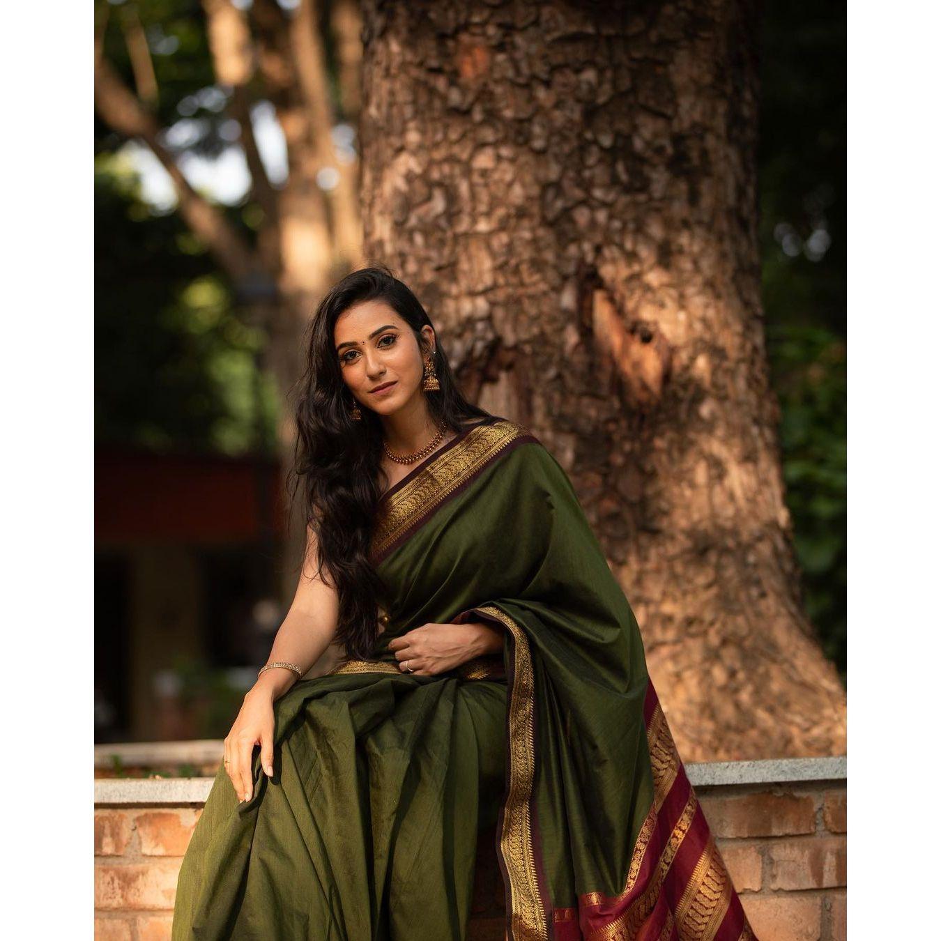 

Индийский традиционный мягкий шелк личи с золотым дизайном яри и великолепным красивым богатым паллу