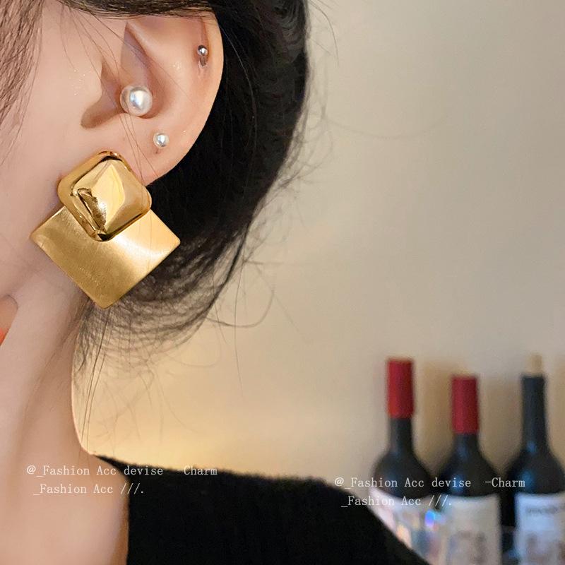 Real gold electroplated brushed rhombus earrings, European and American niche cold wind earrings, fashionable and high-end temperament earrings.