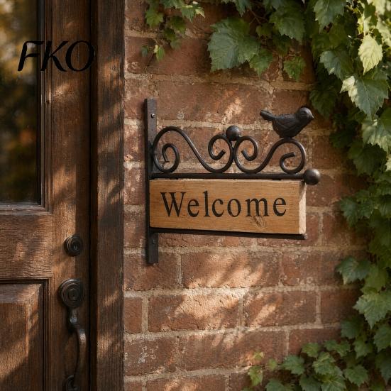 Country Style Welcome Plaque Mini Bird Sign, Retro Carved Wooden Panel with Iron Frame Wall Art Mounting Sign for Outdoor Porch Courtyard Gates