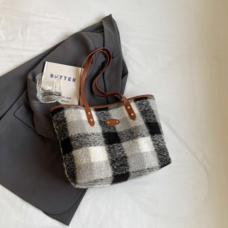 Large-capacity Foreign-style Trend Commuting 2025 Winter New Fashion Niche Design Single Shoulder Portable Tote Bag Women's Middle School