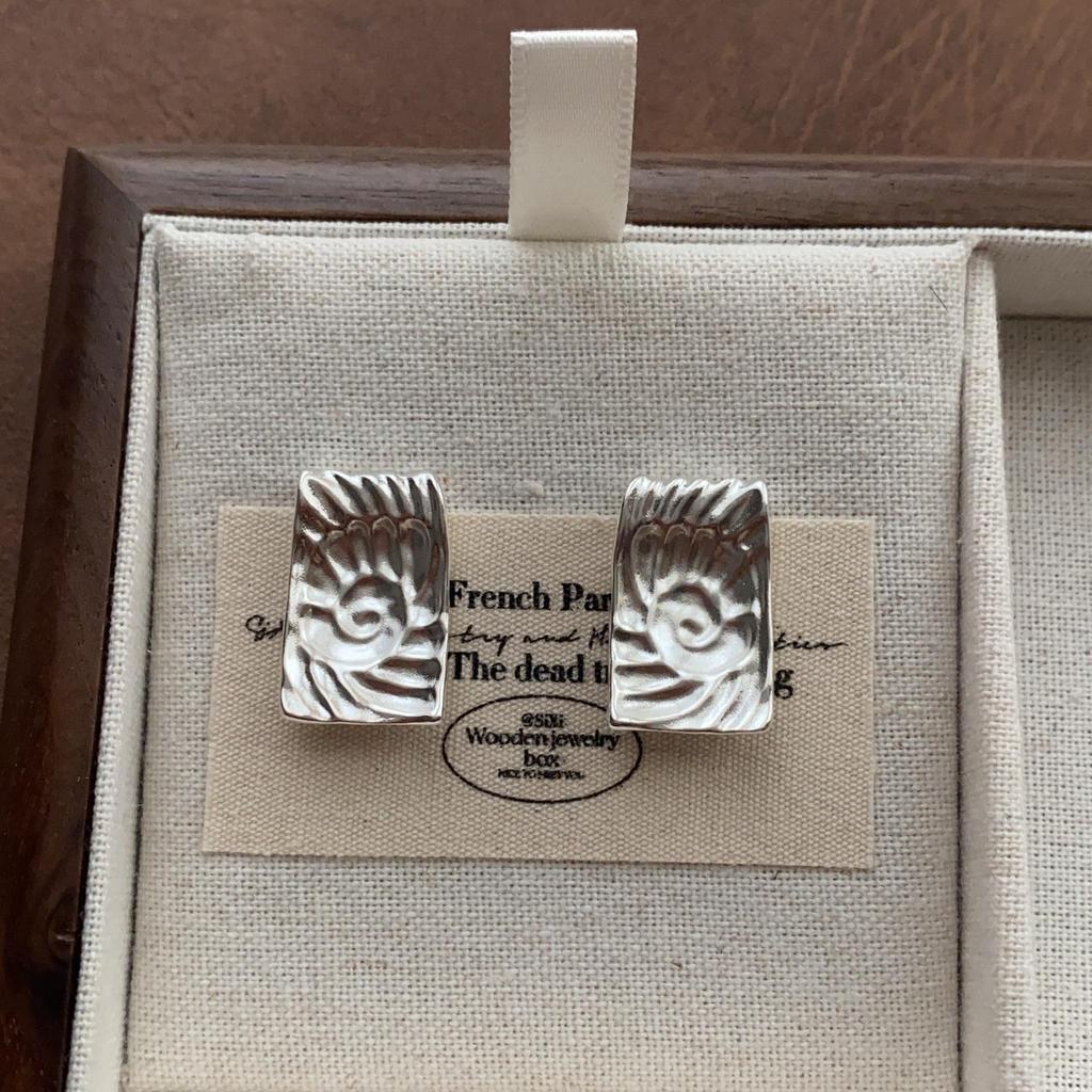 "Vintage Creamy Yellow Starfish Ear Clips: Elegant and Cute, Piercing-Free Sea Star Earrings"