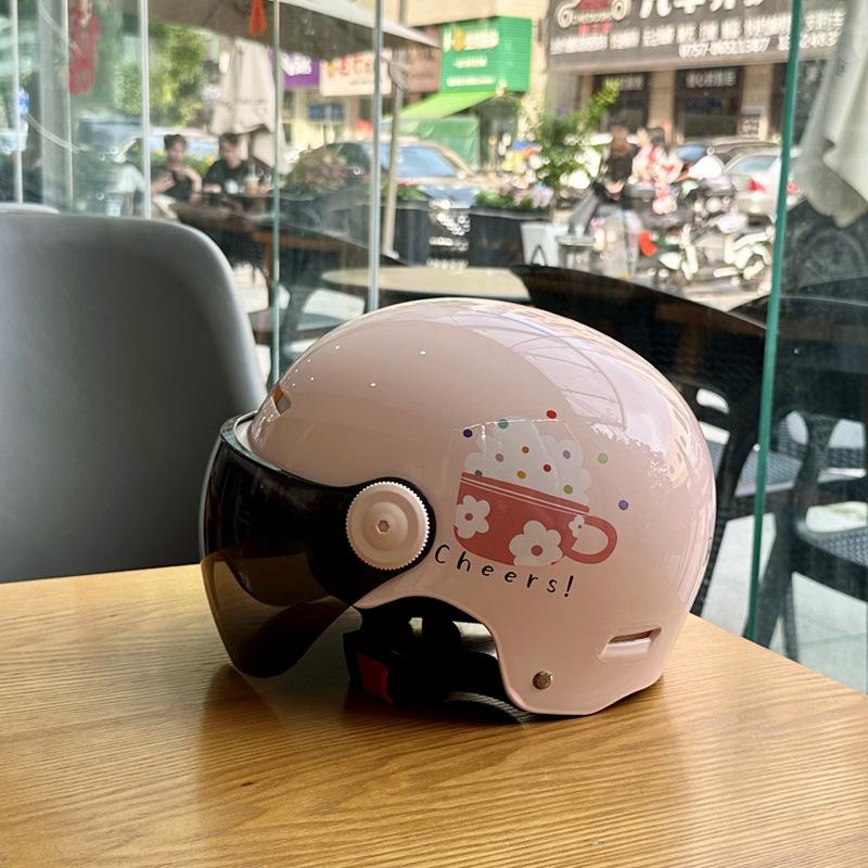 Helmets Women's Summer Electric Motorcycles Men's and Women's Half Helmets Battery Cars Universal In All Seasons