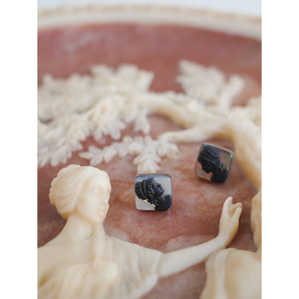 Black Cameo