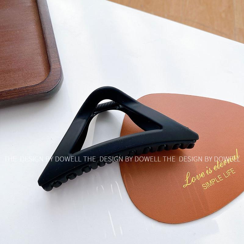 

Elegant Handmade Hair Claw Clips For Women Featuring Timeless Retro Square Design Triangle Clip Black