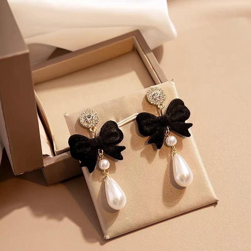 Retro New Year s red flocking bow earrings women s full diamonds super flash light luxury temperament new earrings wholesale чёрный