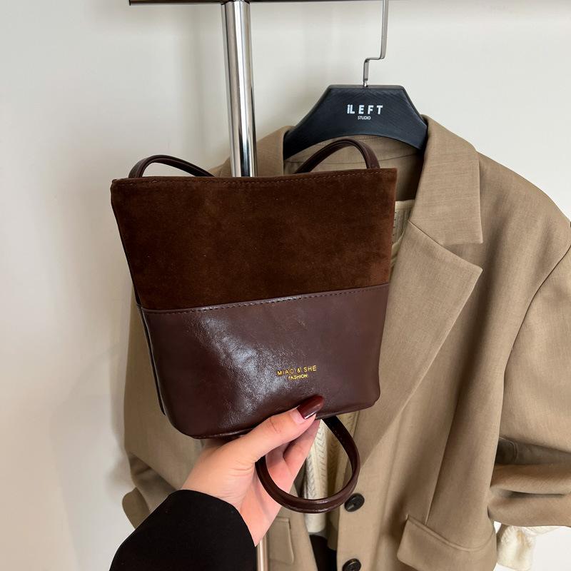 

2025 autumn retro fashion bucket bag texture shoulder bag large capacity commuting foreign style casual messenger handbag