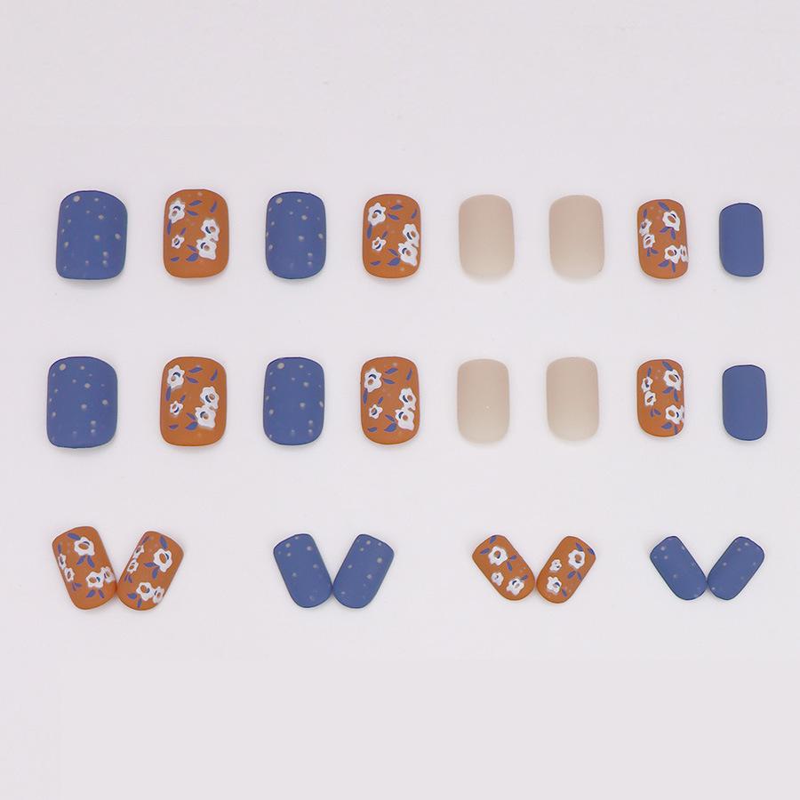 24 Pieces Short flower warm color is white, wear nail blue with brown European square nail art and royal finger.