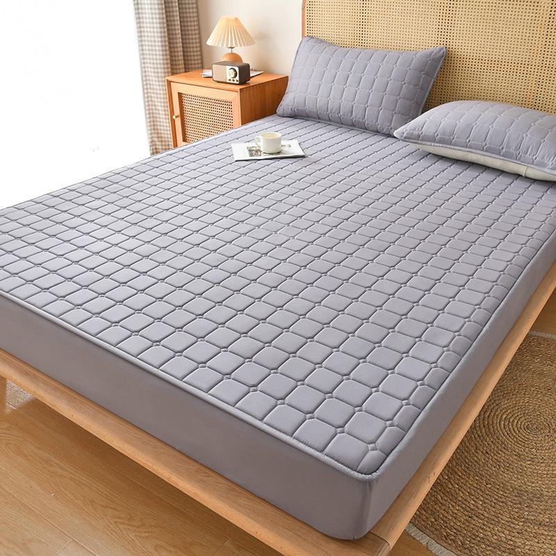 Thickened Brushed Non-Slip Waterproof Quilted Mattress Cover, for Autumn and Winter Warmth and Protection.
