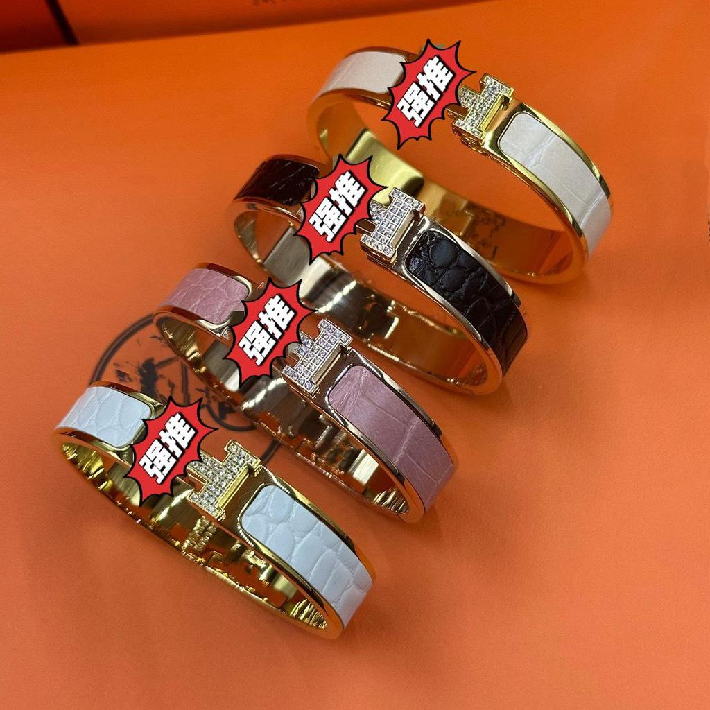 Crocodile Pattern H Bangle with Inlaid Diamonds – European & American Fashion