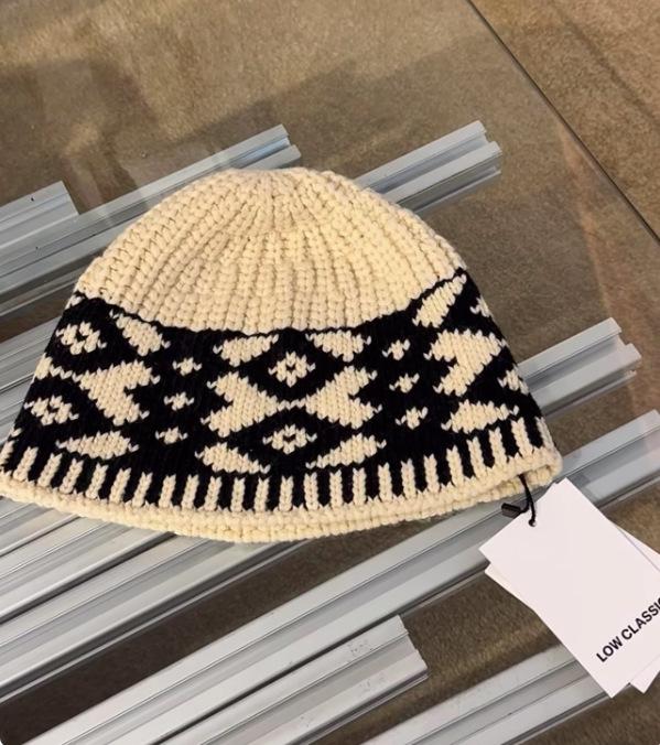 Women's Classic Sweater and Hat Set: Stylish & Warm Diamond Contrast for Autumn/Winter
