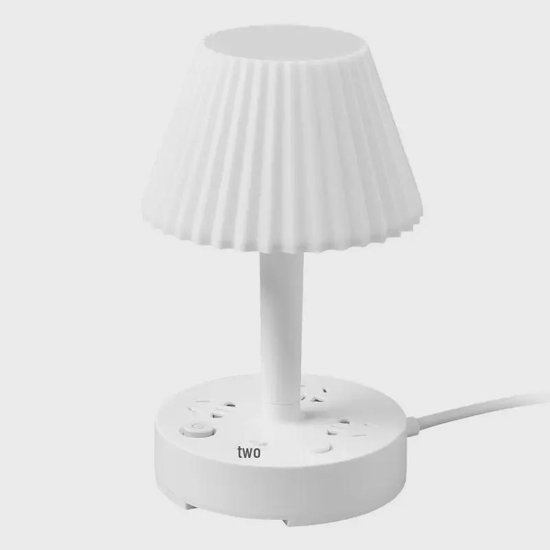 LED Nachttischlampe mit USB-Ladeanschluss und mehreren Steckdosen