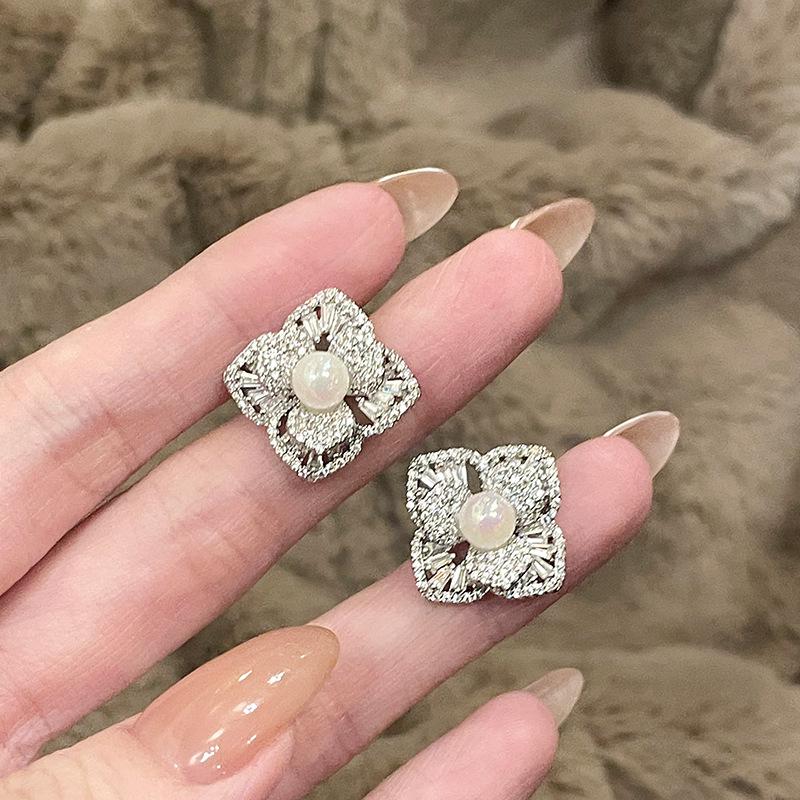 Exquisite Geometric Flower Diamond Stud Earrings - Light Luxury Fashion Style
