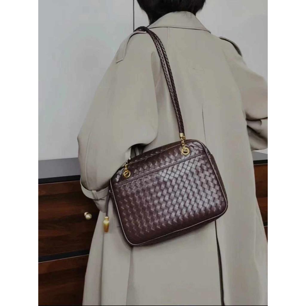 Haute couture version sheepskin hand-woven shoulder bag 2026 new medieval tofu bag commuter leisure handheld women's bag