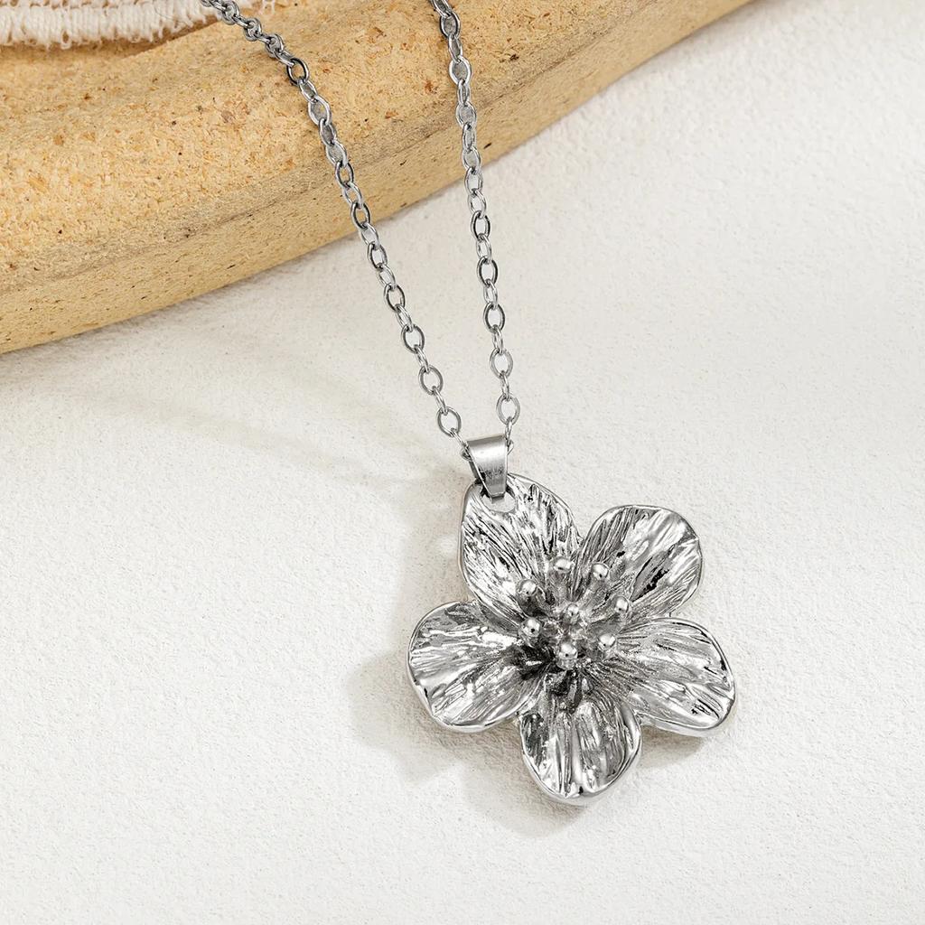 Golden Dopamine Style Flower Pendant Necklace for Women New Trend Wrinkled Choker Wedding Gifts Accessories