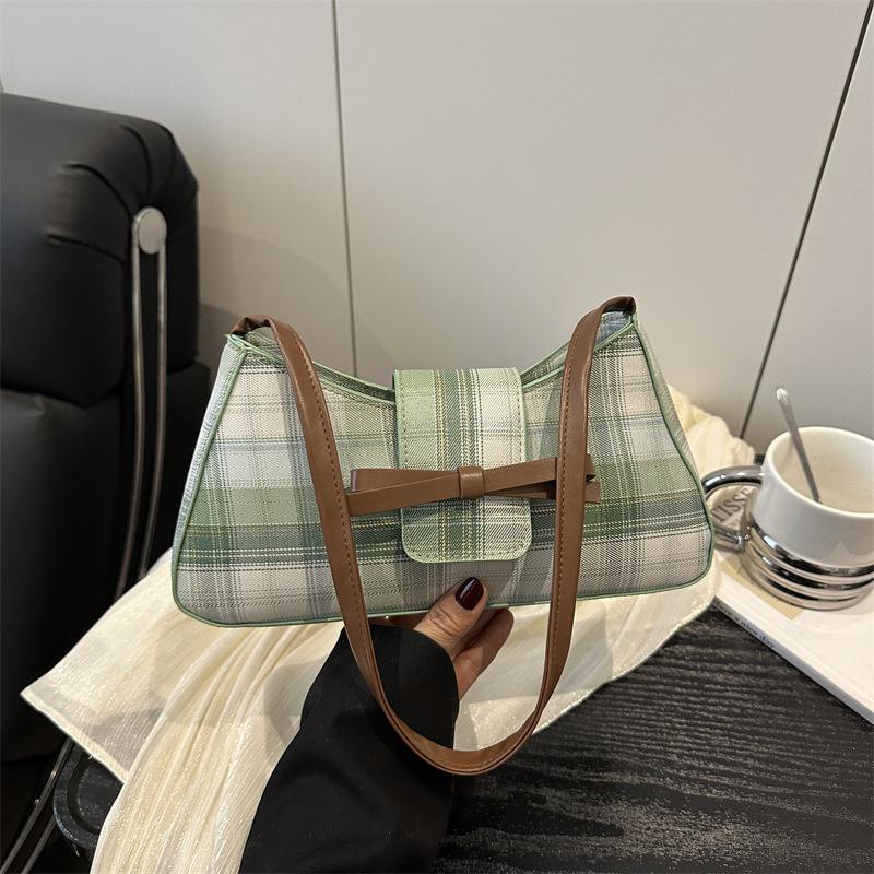 Trendy foreign style retro plaid armpit bag 2025 new sweet cool locomotive style shoulder bag temperament commuter baguette bag