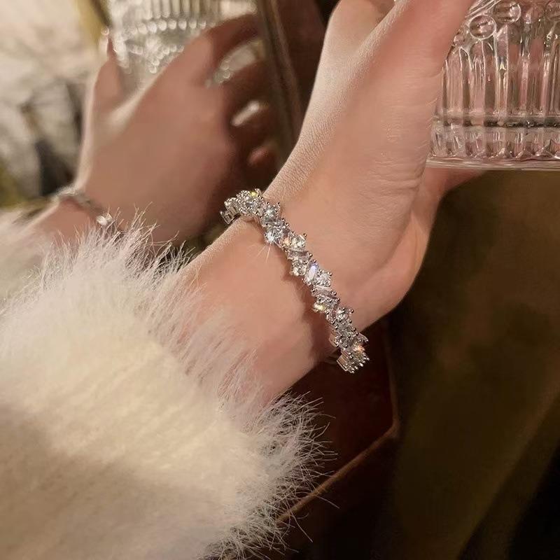 The New Spirit Snake Flash Diamond Bracelet Has a Sense of Design, Niche Temperament, Simple High-value and Versatile Retro Bracelet.