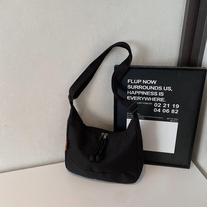 Fashion commuter large-capacity shoulder bag women's 2025 new spring leisure personalized tote bag Korean version of the armpit bag