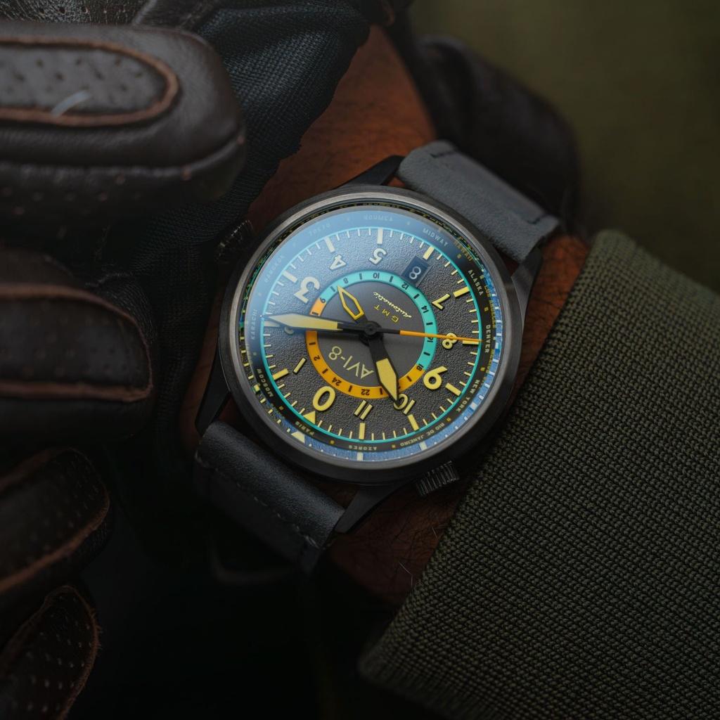 AVI-8 Flyboy Wingman Worldtimer GMT tropický šedý ciferník automatický AV-4120-04 pánské hodinky s extra páskem