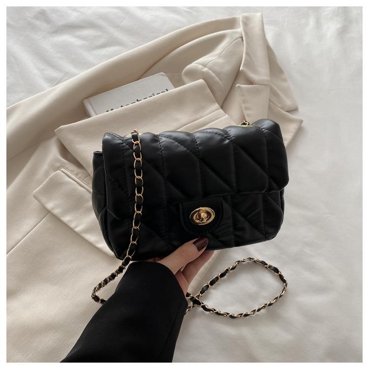 

Korean version of fashion small square bag women s 2025 spring new simple fashionable chain bag personalized ins shoulder messenger bag чорний