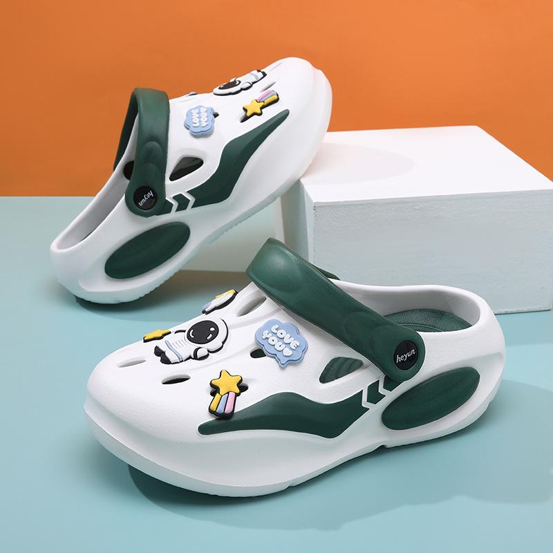 Trendy And Versatile Unisex Eva Hole Shoes For Children Perfect For Summer Beach And Outdoor Activities With Patterns Cartoon