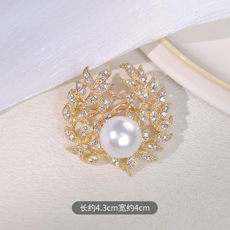 

Новая стильная и элегантная брошь-гирлянда из жемчуга, женская высококлассная корсажная брошь с защитой от света, атмосферные универсальные аксессуары для пальто и свитера
