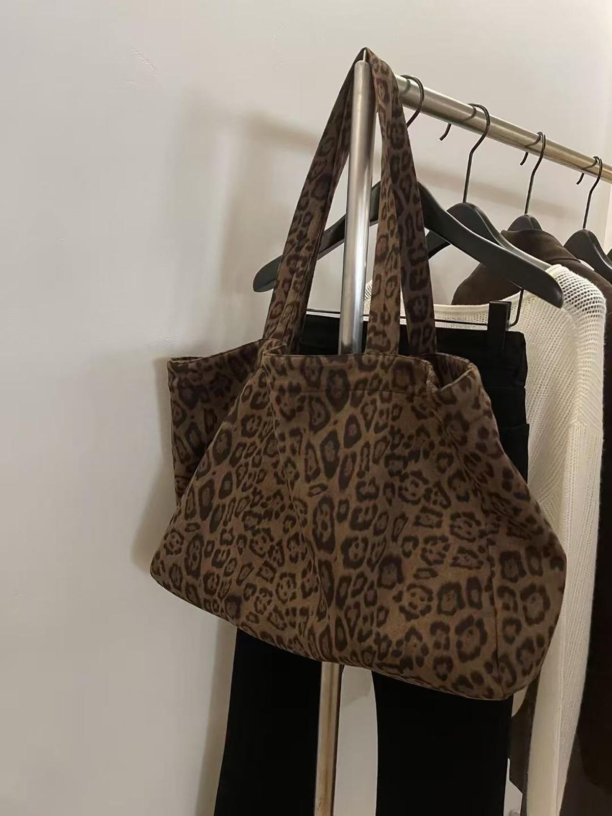 

Korean retro suede leopard print large-capacity shoulder bag 2025 autumn and winter new commuter versatile underarm bag women цветной печати леопарда