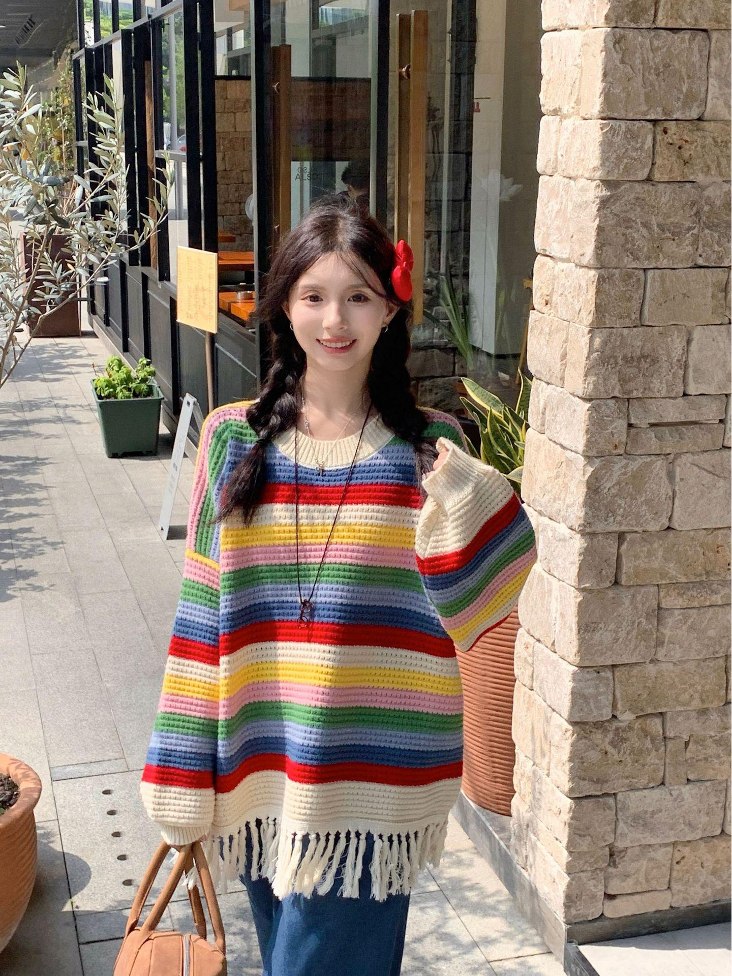 

Женский свитер oversize с радужными полосками и кисточками - длинный рукав, круглый вырез, стиль осень/зима One Size