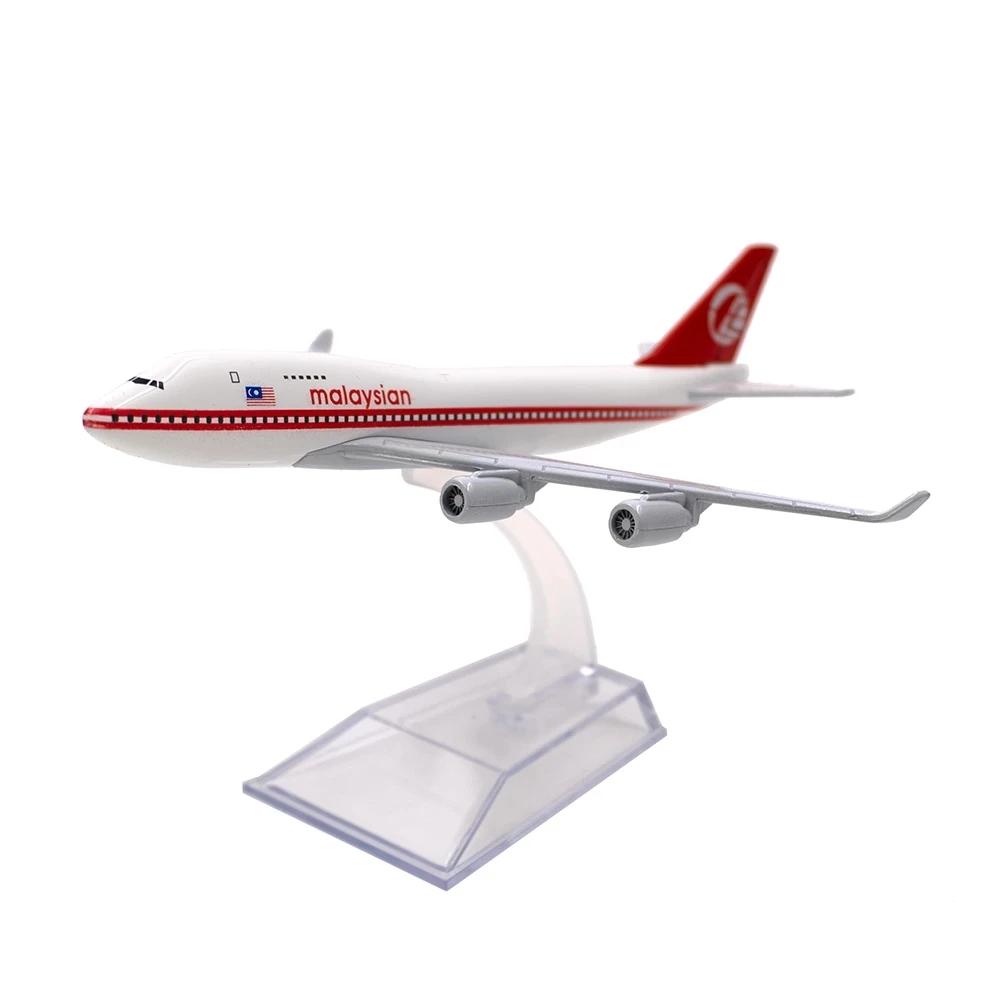 Static Simulation Plane B747 Red 747 Malaysia Airlines Airways Airplane 16CM 1/400 Scale Metal Alloy Model Aircraft With Landgea