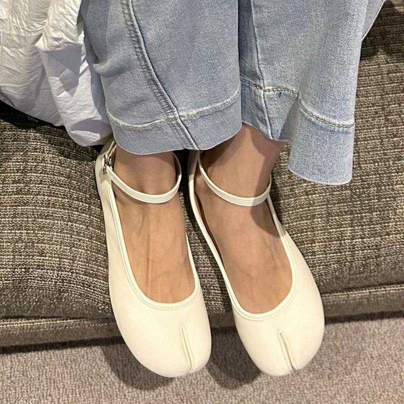 Fashion IPPEUM Split Toe Shoes Ballet Flats PU Leather Mary Janes Ankle Straps Retro Flat Shoes Women