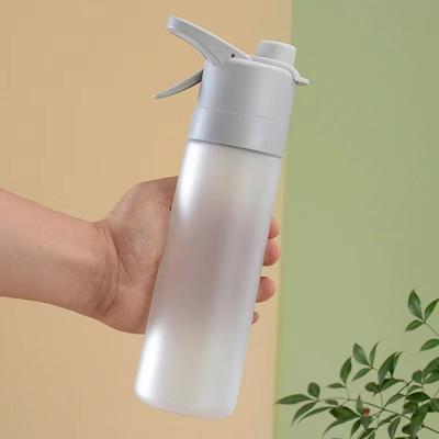 Großvolumige Sprühwasserflasche Graduelle Nebelfläche Kunststoff Kunststoff-Wasserbecher Sprühnebel BPA-frei Trinkkessel Fitness