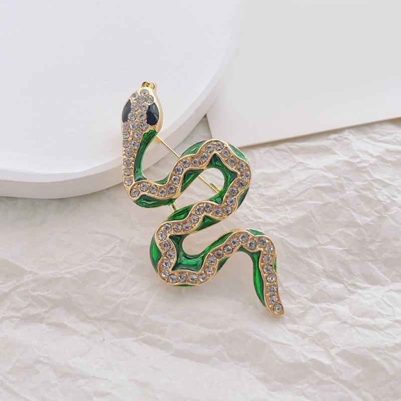 Stylish Serpents Inspired Brooch Fashionable Serpentines Brooch in High Quality Metal with Sparkling Highlight