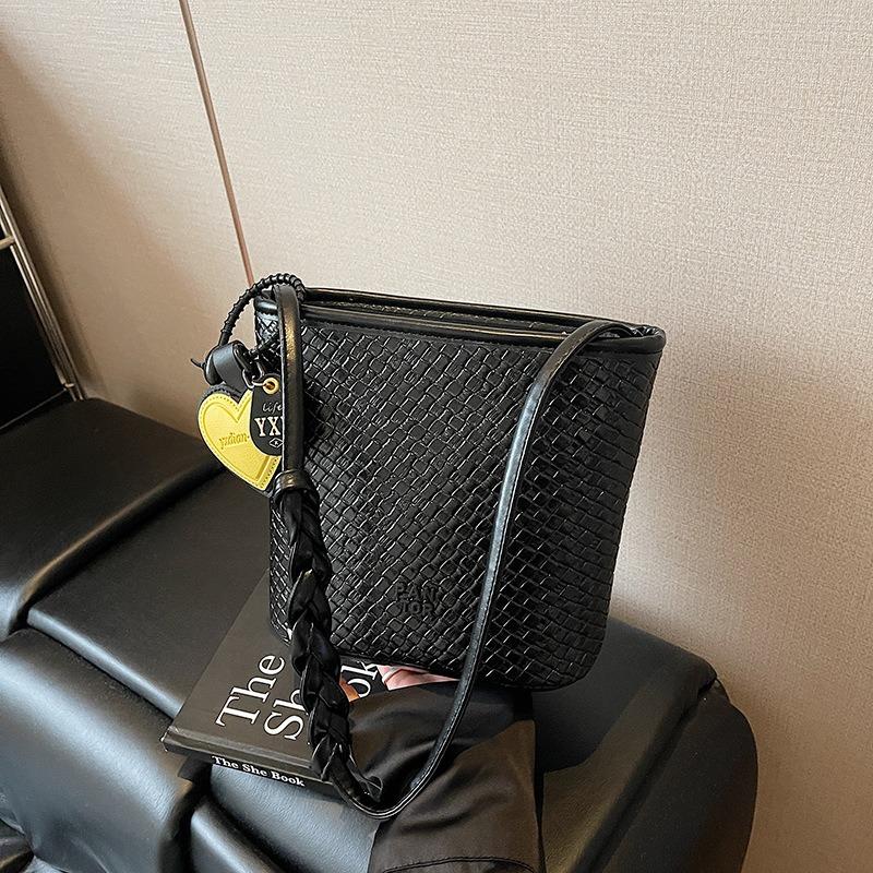 

Summer shoulder small bag women s new trend fashion bucket bag versatile messenger woven bag