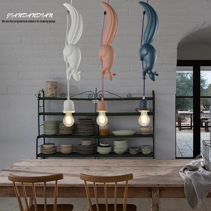 Oeny Severská LED závěsná lampa ve tvaru veverky