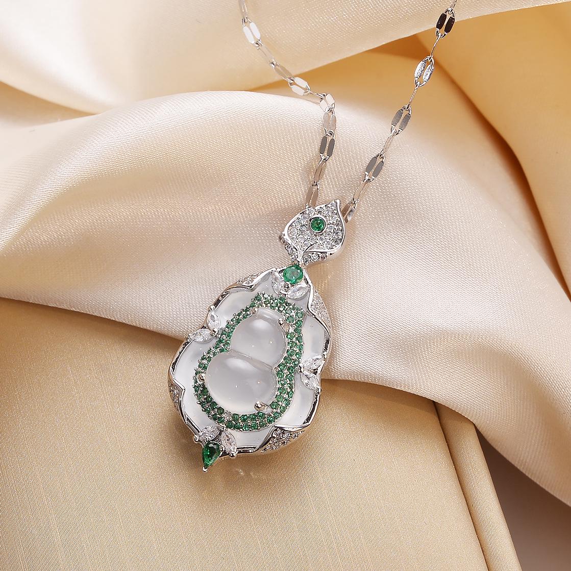 Elegant Women s Chalcedony Calabash Pendant - Fashionable Chinese Clavicle Chain