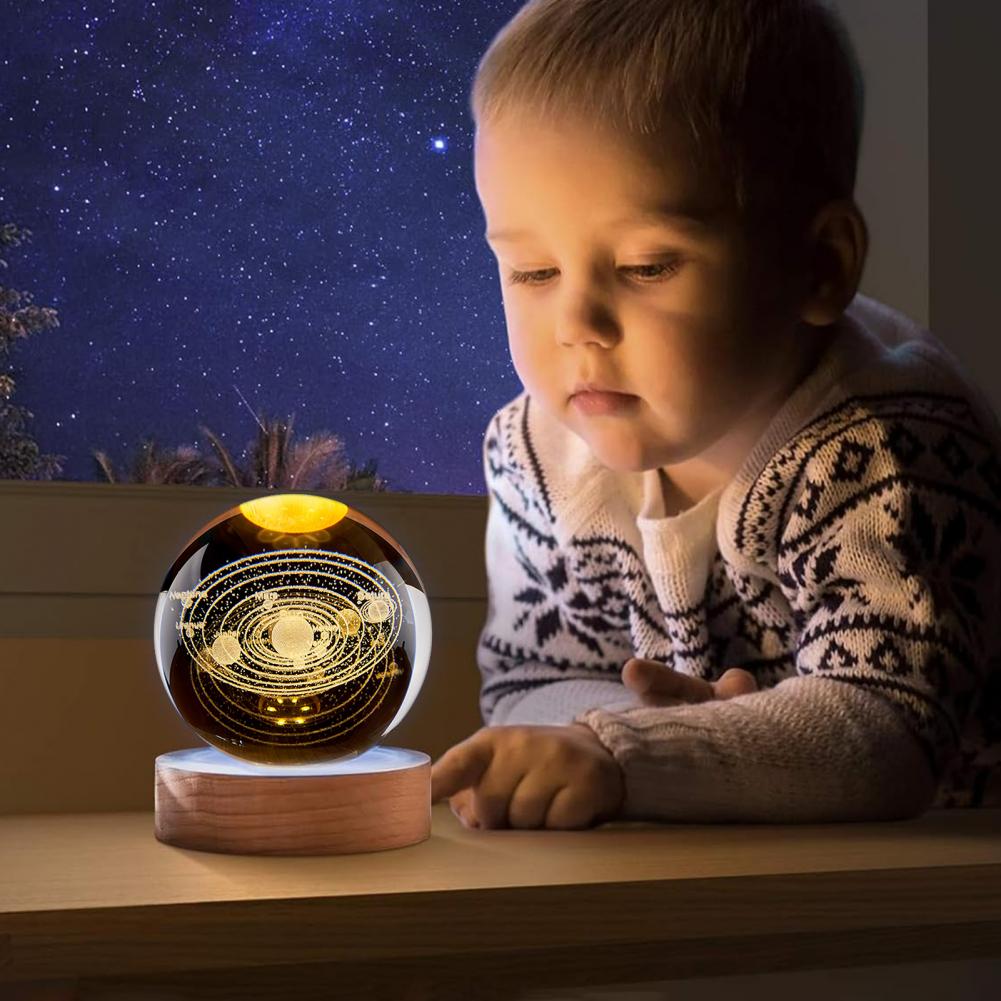 Faszinierende visuelle Erlebnislampe Glaskugel Lampe Sonnensystem Kugel Nachtlicht mit Holzsockel 7 Farbwechsel für Zuhause