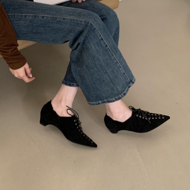 French single shoes autumn 2025 new retro pointed cross lace-up old money style low heel loafer small leather shoes