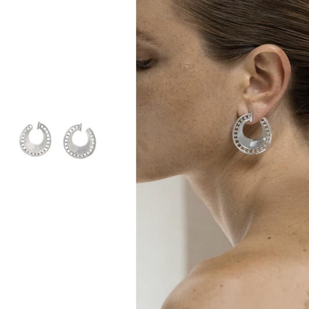 

Elegant Hollow Weave Hoop Earrings: Light Luxury Vacation Style with High-Class Charm - Niche Design for Women.
