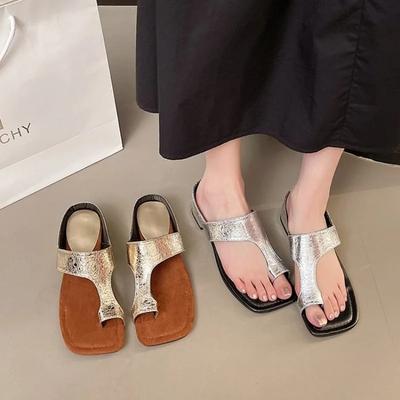 Mode 2025 Neue Sommer-Slipper Damenmode Eckige Zehenpartie Überdeckt Glänzendes Leder Weiche Sohle Rutschfeste Verschleißfeste Sohle Absatzschuhe