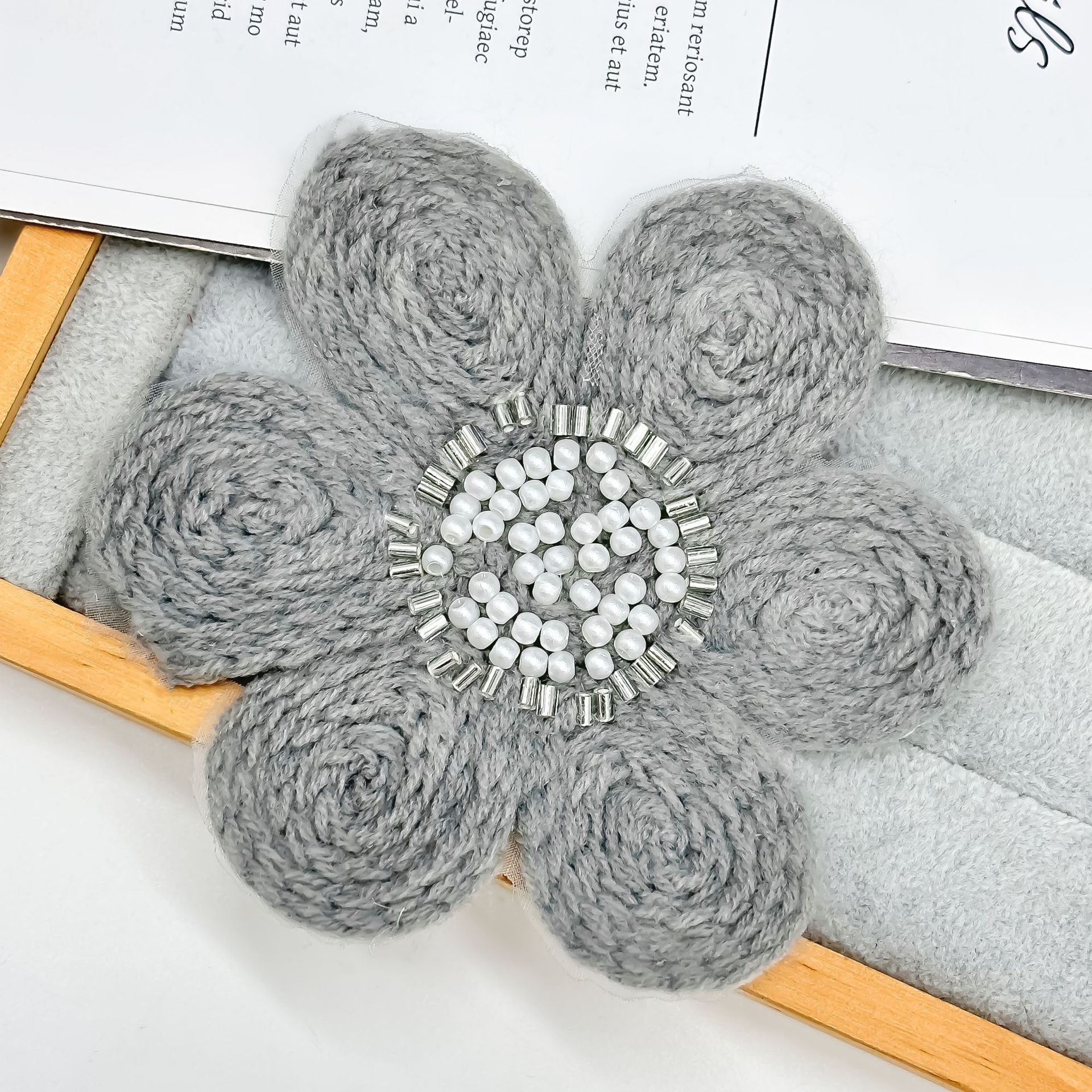 

Hot-Selling Handmade 12Cm Crocheted Six-Petal Flower Sweater Knitted Jacket Sweater Clothing Decorative Accessories Flower