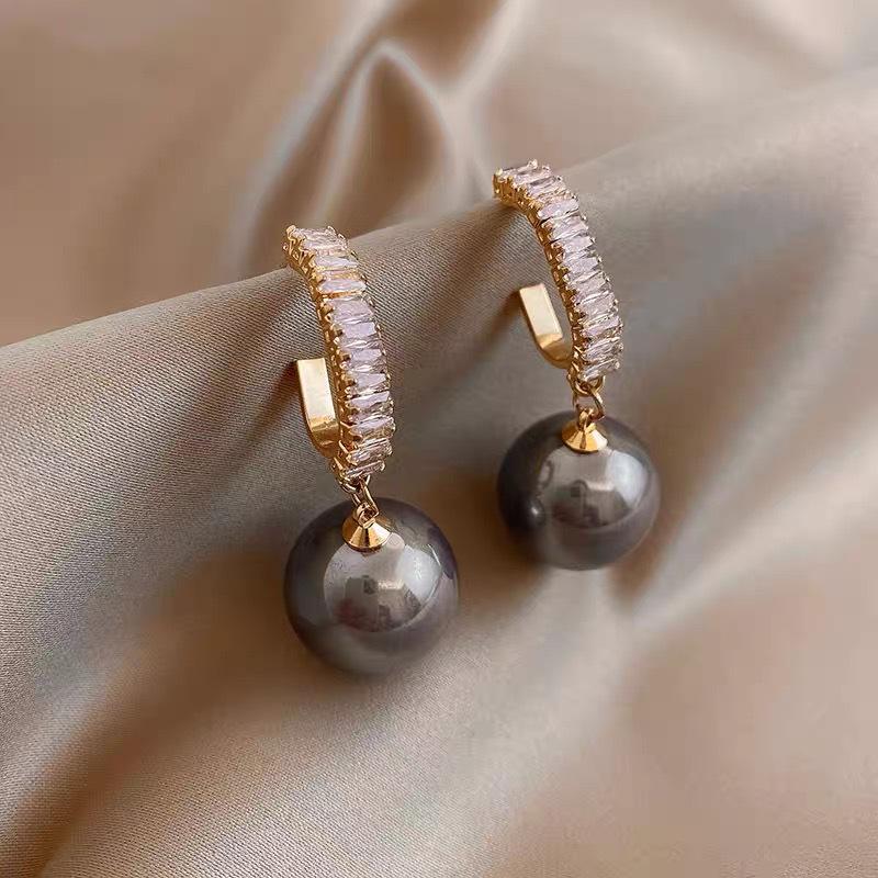 Korean Elegant Zirconia Pearl Cuff: Versatile High-End Design Luxury Earring.